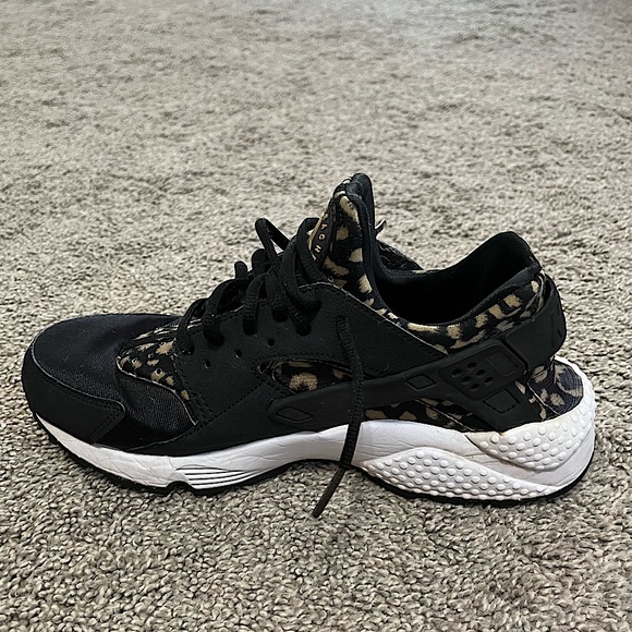 Nike Air Huarache Run Leopard Womens Shoes Black/White/Khaki 🐆 - Picture 4 of 5